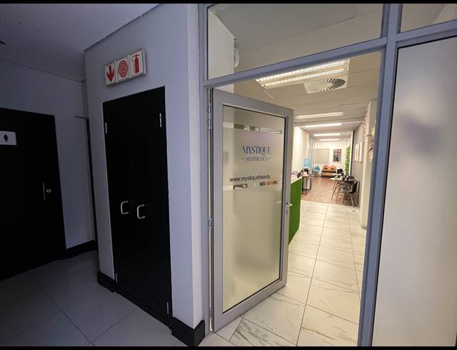 116M² OFFICE TO LET IN CENTURY CITY